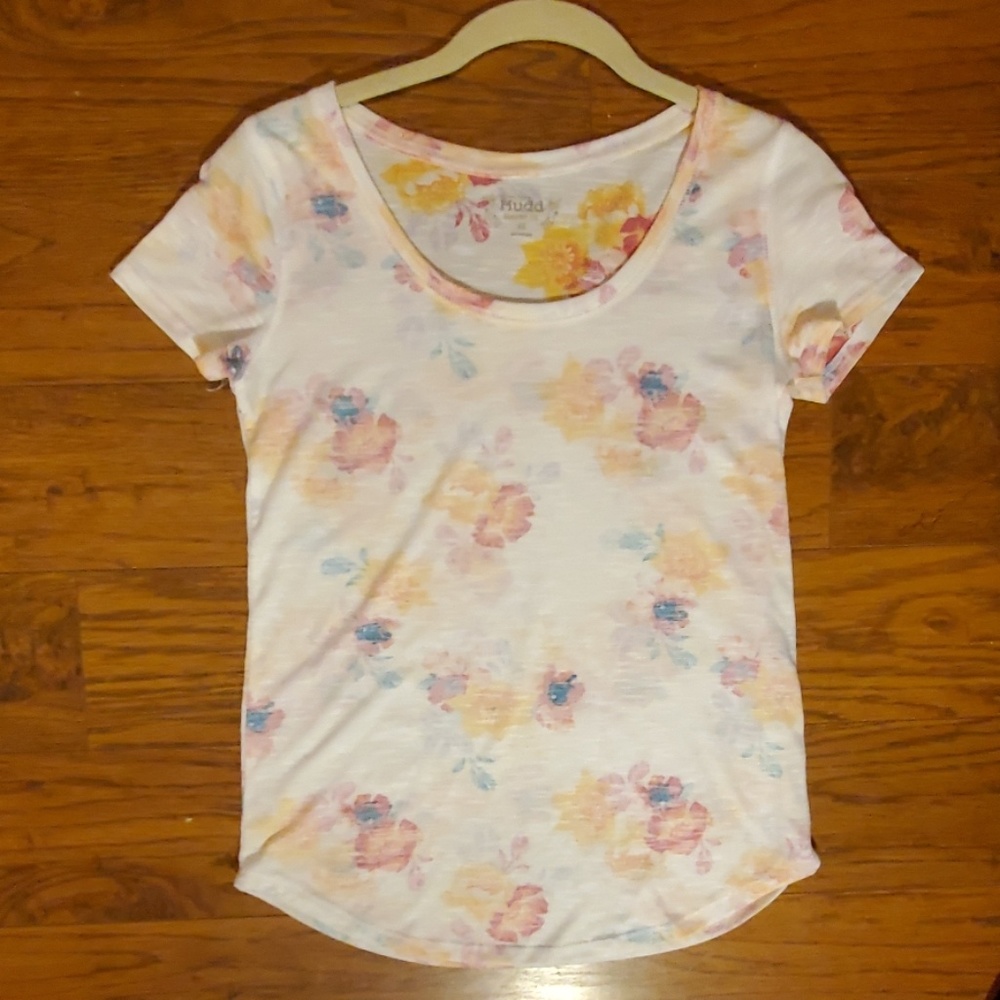 Floral top with scooped neck and cap sleeves
